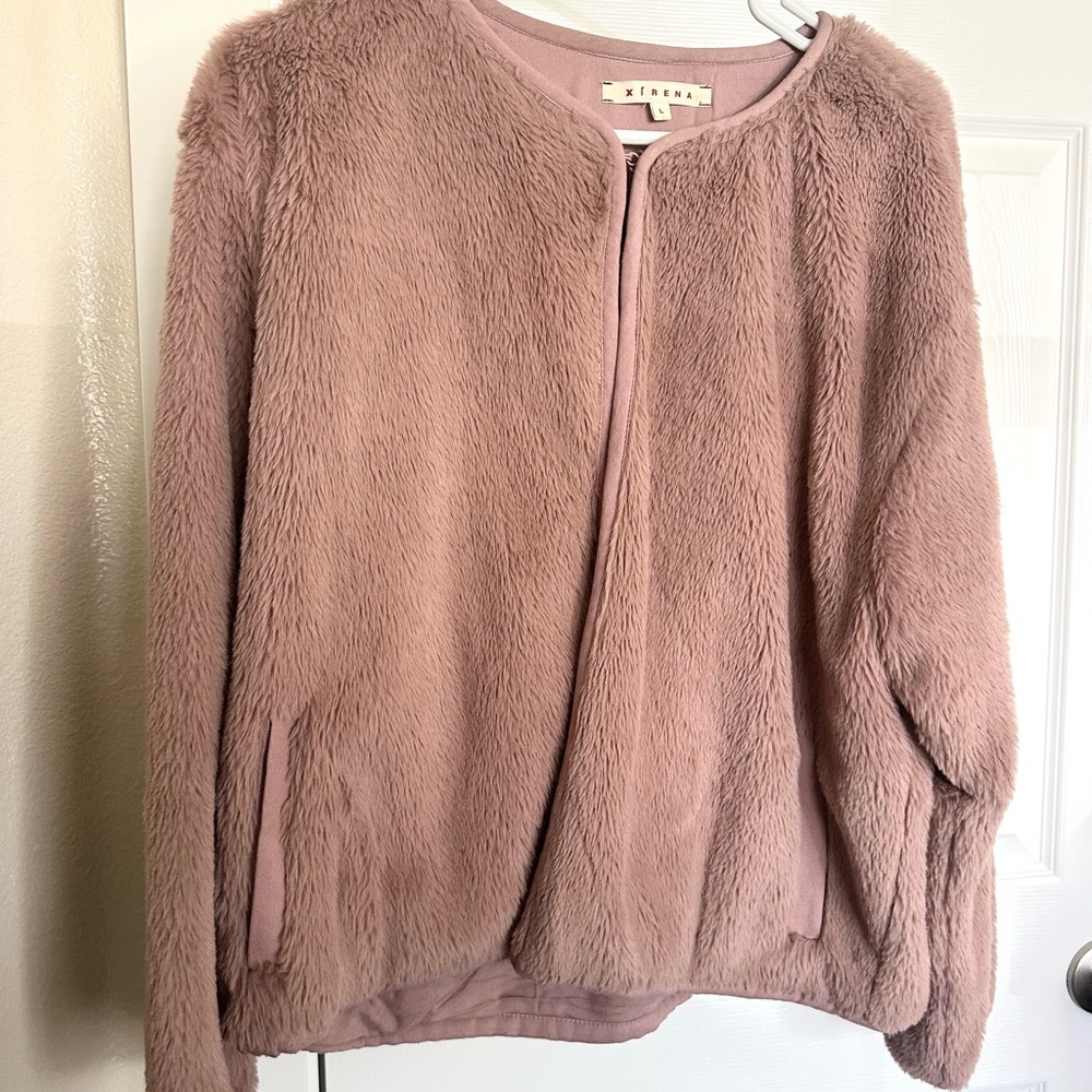 XiRENA Faux Fur Vest in Dusty Rose